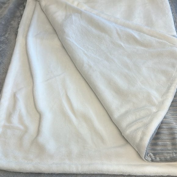 Textured velvety/velour baby  blanket - Picture 4 of 4